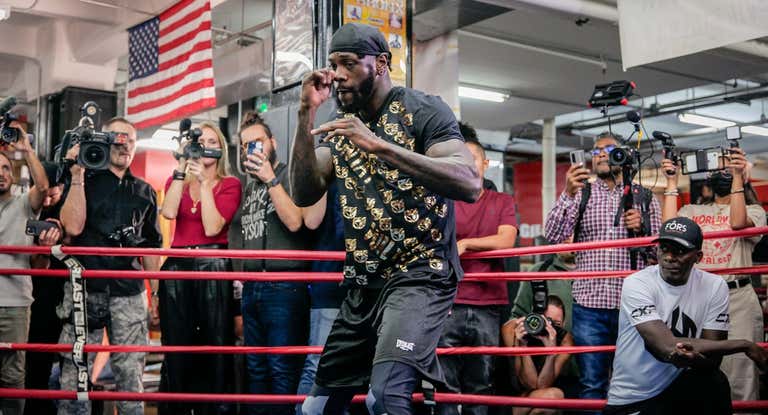 Deontay Wilder durante el entrenamiento público previo a su pelea contra Helenius.