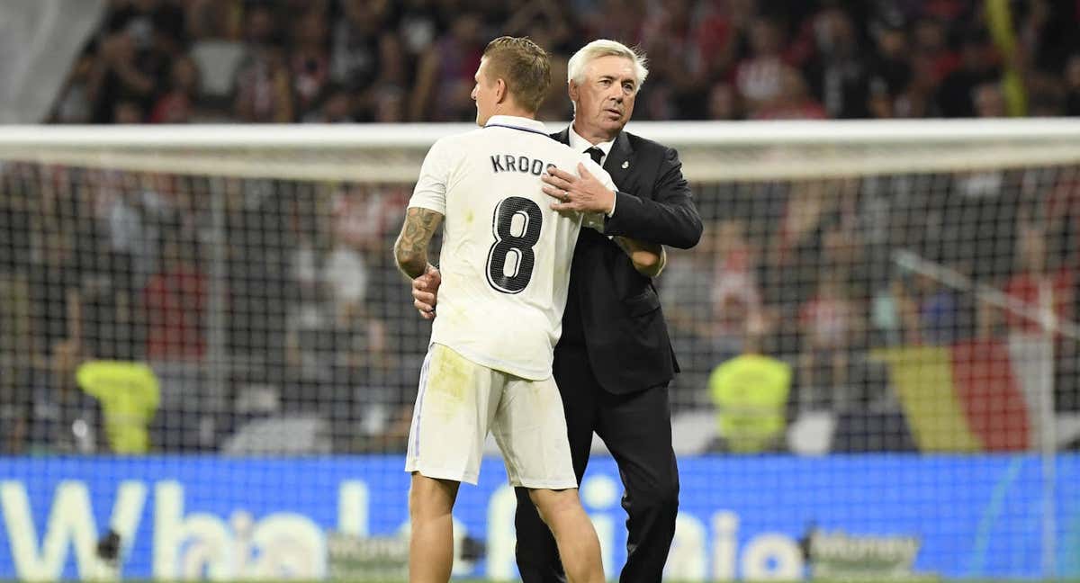 Kroos se abraza a Ancelotti en un partido. /GETTY