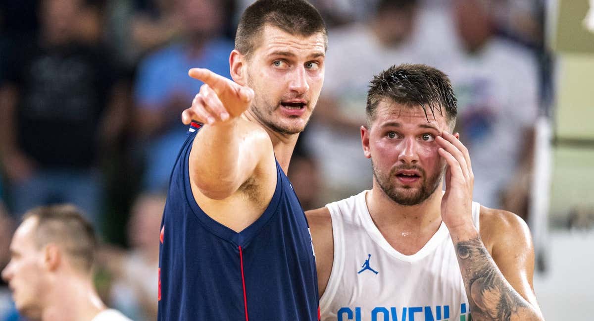 Nikola Jokic y Luka Doncic, durante un partido con sus selecciones. /GETTY