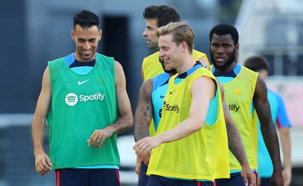Busquets y Frenkie, en un entrenamiento. GETTY