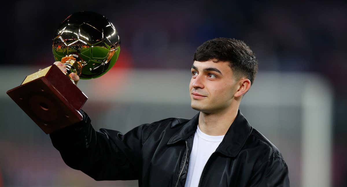 Pedri muestra el Golden Boy al Camp Nou.