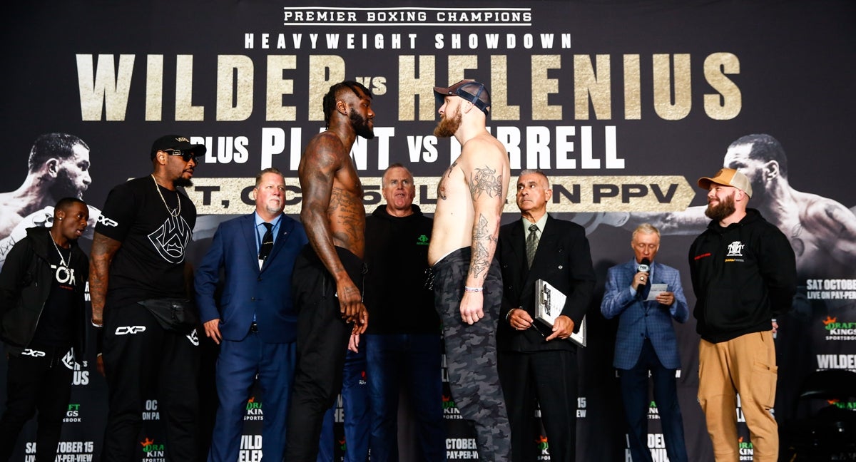 Wilder y Helenius, cara a cara en el pesaje previo a su combate.