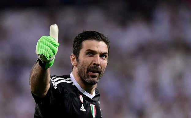 Gianluigi Buffon en un partido con la selección italiana. EFE