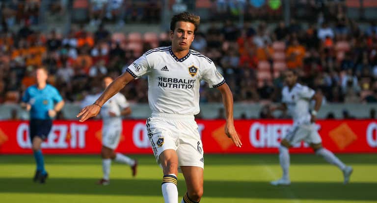 Riqui Puig durante un partido con los Galaxy.
