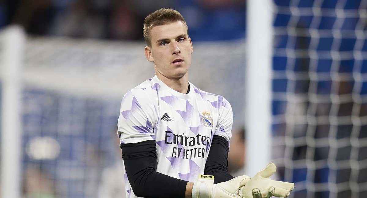 Andrey Lunin, antes de un partido con el Real Madrid.
