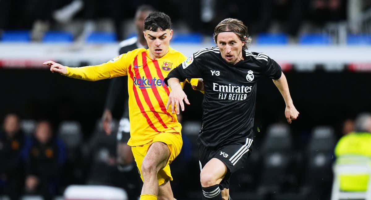 Pedri y Modric disputándose el balón en el Clásico Real Madrid - FC Barcelona de LaLiga 2021/2022. /ÁNGEL MARTÍNEZ / GETTY IMAGES