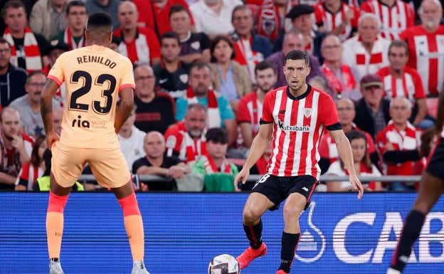 Reinildo, en una acción del partido en Bilbao.  DAVID S. BUSTAMANTE / GETTY