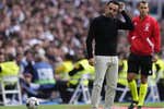 Estado de felicidad en el Bernabéu: «¡Xavi, quédate!»