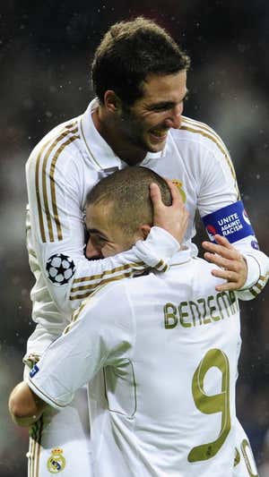 Higuaín celebra un gol con Benzema. GETTY