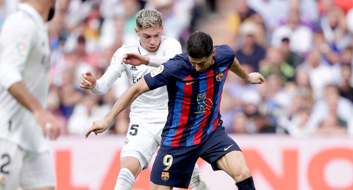 Fede Valverde y Robert Lewandowski disputándose el balón en el Clásico Real Madrid - FC Barcelona./DAVID S. BUSTAMANTE / SOCCRATES / GETTY IMAGES