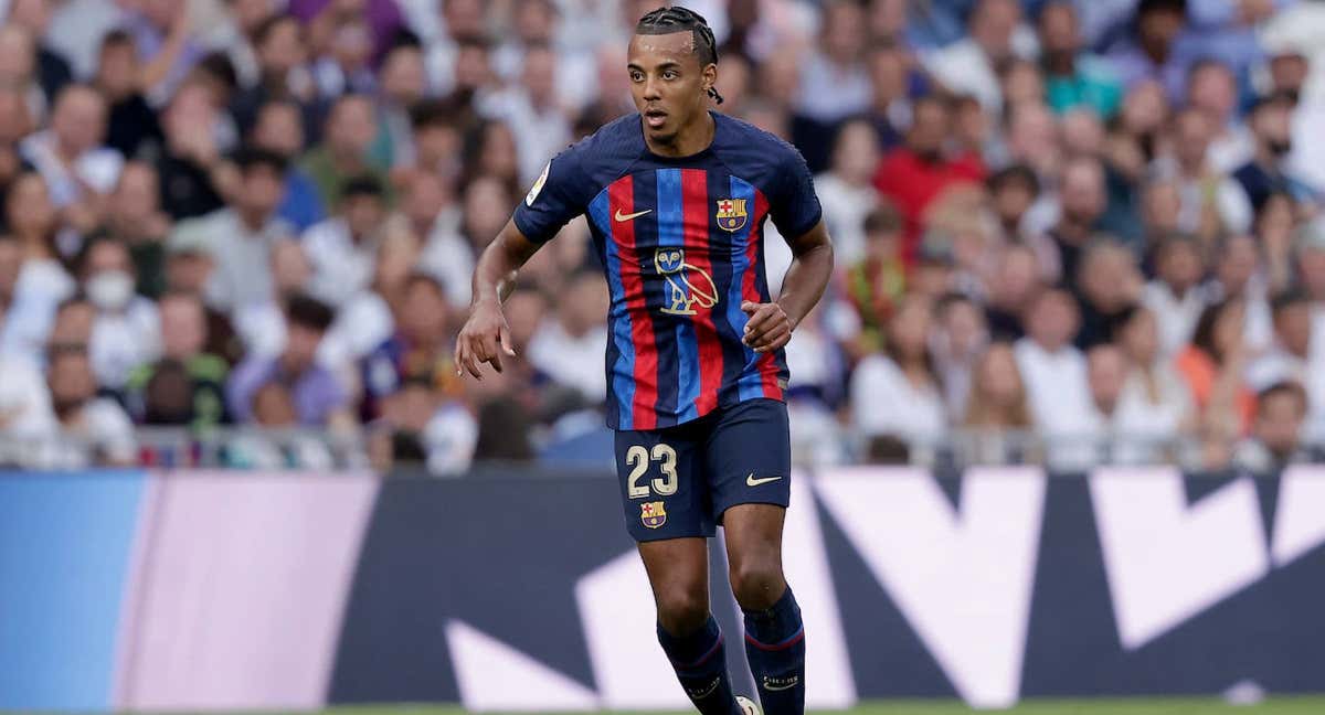 Kounde, en acción durante el Clásico. /GETTY