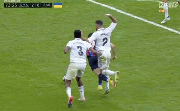 Posible penalti de Carvajal a Lewandowski. DAZN