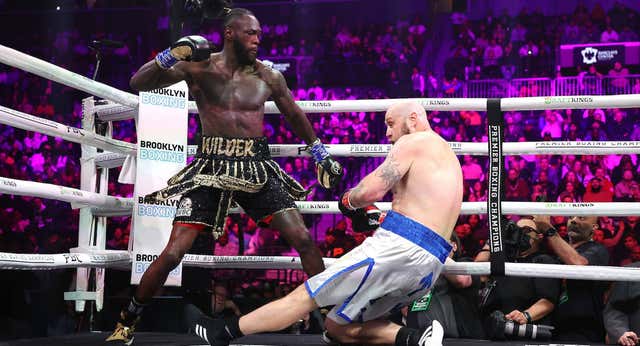 Wilder no pierde pegada: fulmina a Helenius en el primer asalto