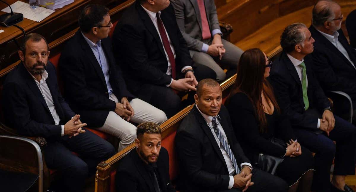 Neymar y su padre en primera fila, sentados justo delante de Sandro Rosell y Josep María Bartomeu. /GETTY IMAGES