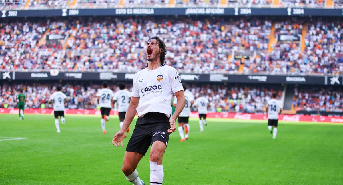 Cavani celebra su primer gol como che.