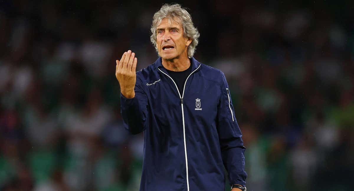 Manuel Pellegrini realiza una indicación durante el partido ante el Almería./Fran Santiago / GETTY