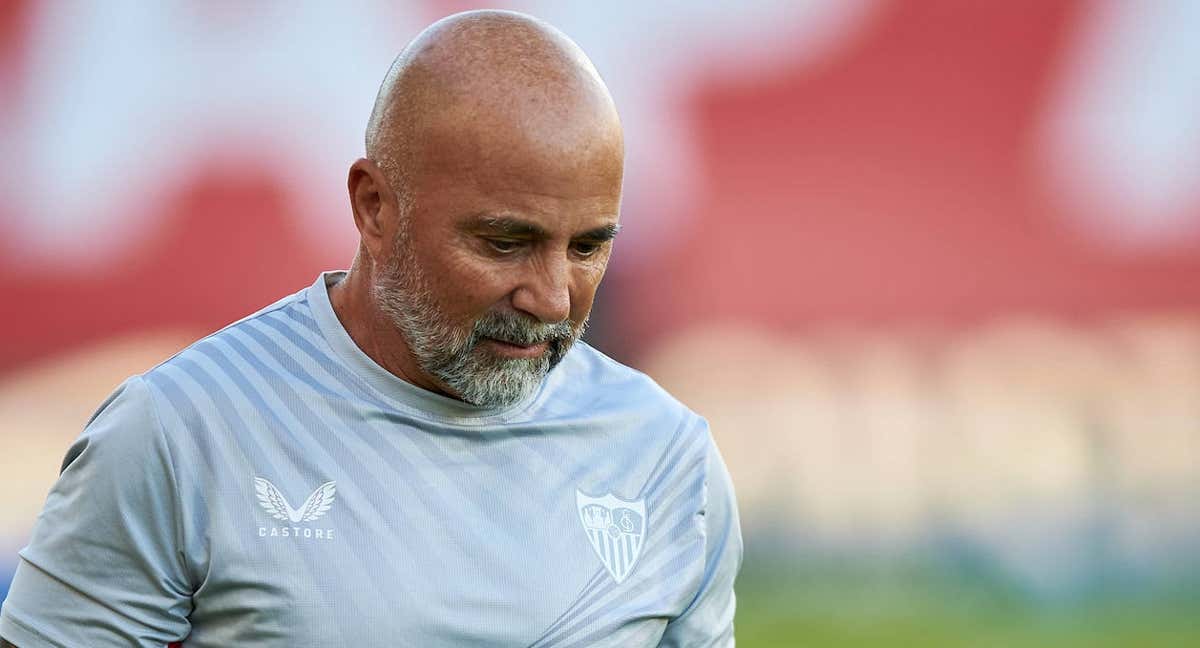 Jorge Sampaoli, entrenador del Sevilla, pensativo durante un partido.