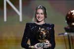 Las tres diferencias entre el Balón de Oro femenino y masculino