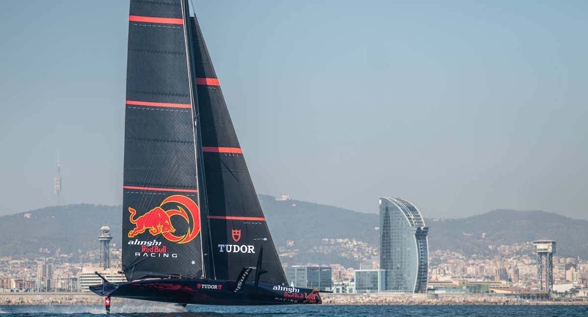 El Alinghi Red Bull vuela en Barcelona.