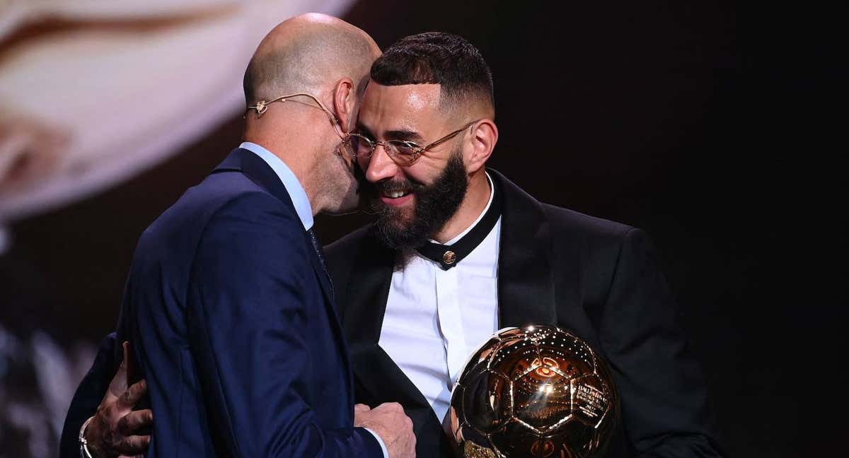 Benzema explica en rueda de prensa el motivo por el que ha dicho que el Balón de Oro es «del pueblo»./AFP