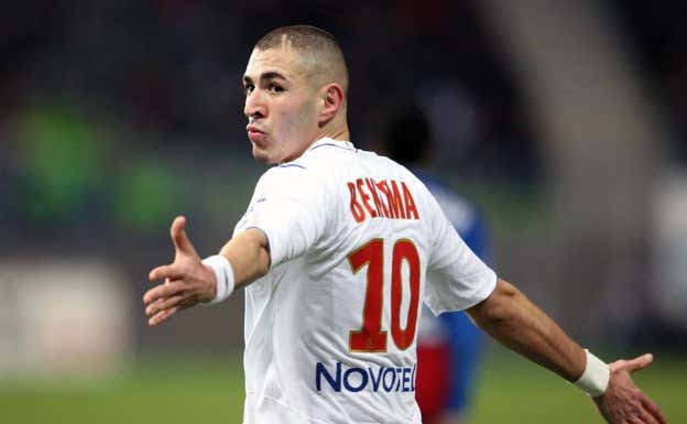 Karim Benzema, en un partido con el Lyon.  GETTY