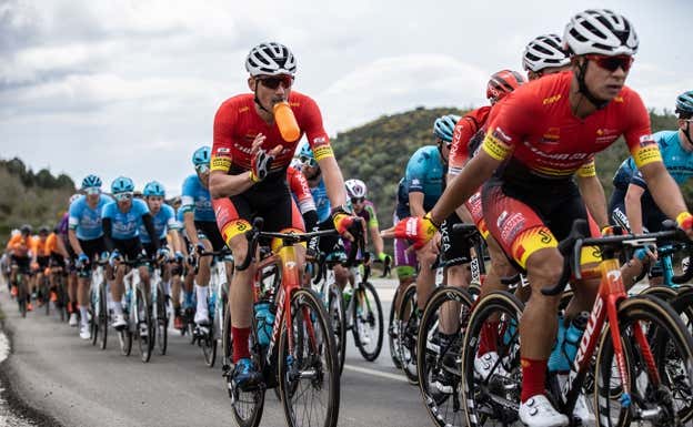 En el efectivo de China Glory se mezclan ciclistas chinos como Lyu Xianjing (a la derecha) con europeos como Lucas de Rossi (centro).  GETTY IMAGES
