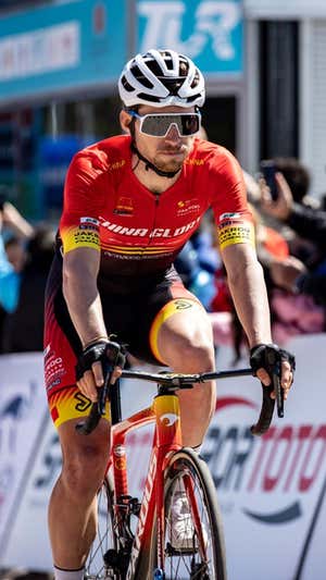 El estadounidense Sean Bennett es uno de los tutores de los ciclistas chinos en China Glory.  GETTY IMAGES