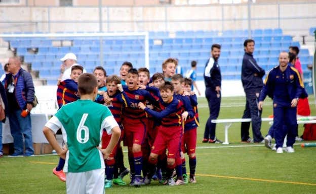 Gavi, en edad alevín, celebra su gol ante el Betis. Jose Antonio López