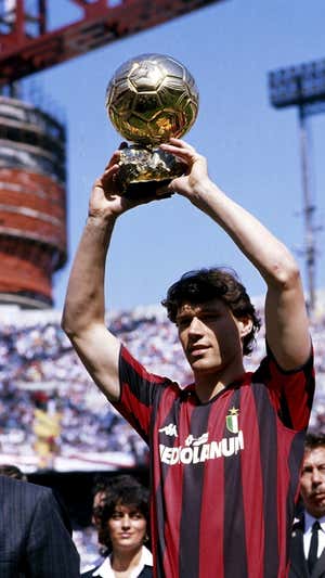 Van Basten, con uno de sus trofeos del Balón de Oro.  GETTY