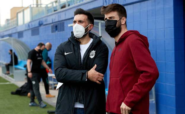 Eder Sarabia, junto a Gerard Piqué.  GETTY IMAGES