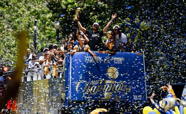 Los Warriors celebran el título conquistado la pasada temporada.  GETTY IMAGES