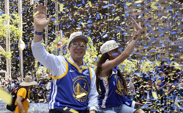 Joe Lacob, propietario de los Warriors, durante la celebración del último título de la NBA.  GETTY