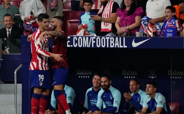Morata se abrazó con Mario Hermoso en el primer gol del partido ante el Rayo.  GETTY
