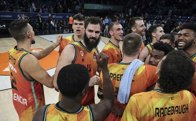 Los jugadores del Valencia Basket, hoy, celebrando su triunfo en Estambul.  GETTY