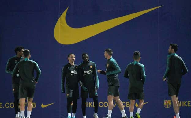 Griezmann, Dembélé y Lenglet, todos ellos franceses, charlan durante un entrenamiento en 2019.  GETTY