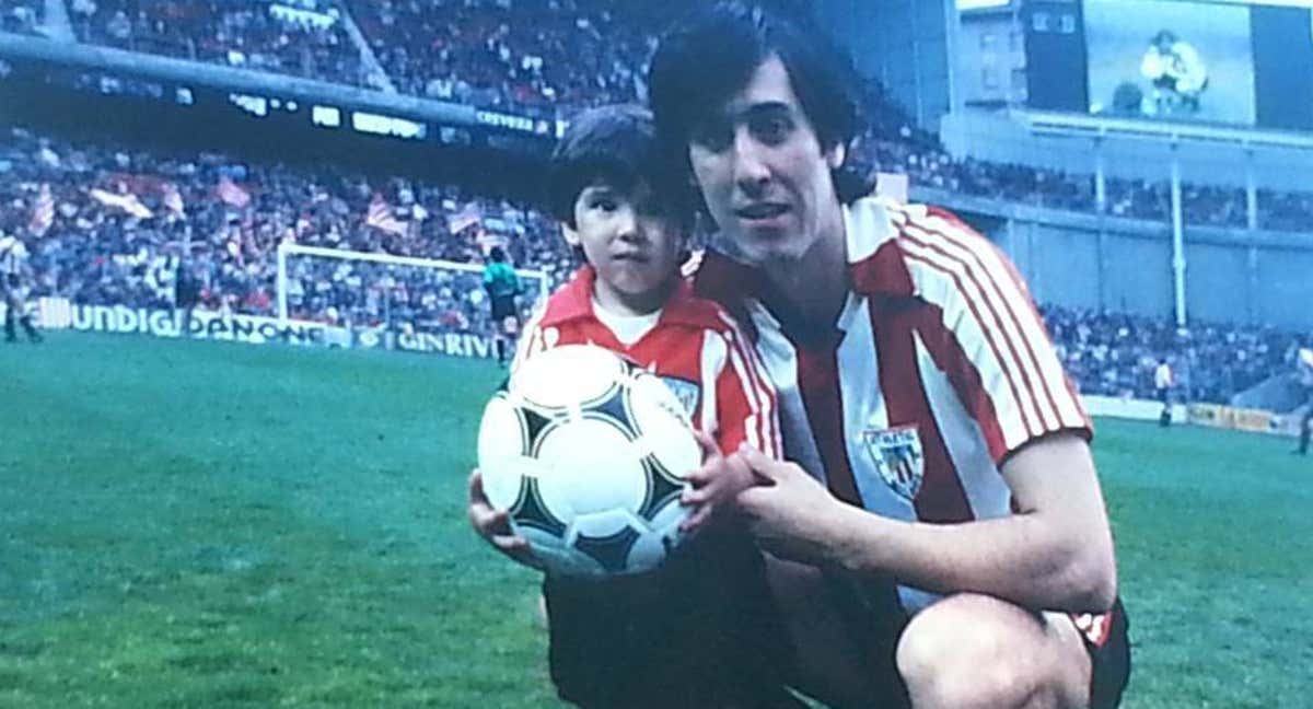 Manu Sarabia, con su hijo Eder antes de un partido del Athletic Club. /CEDIDA