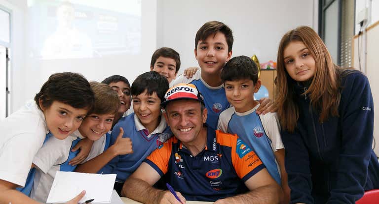 Isidre Esteve, con alumnos y alumnas del Colegio Salesianas San Vicente de Sevilla.