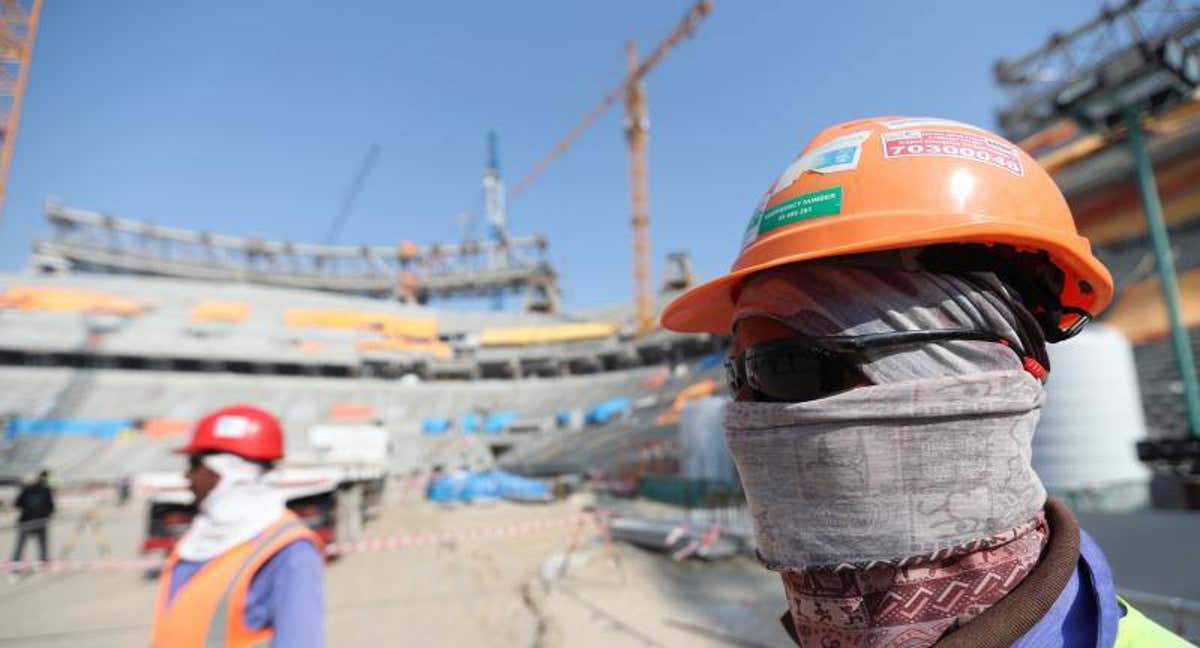 Trabajador durante las obras de uno de los estadios en Catar | /EFE