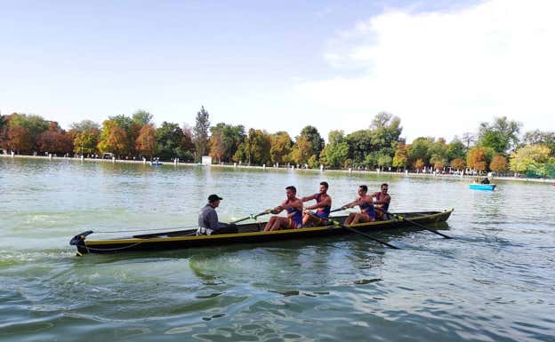 Aleix García, Rodrigo Conde, Jaime Canalejo y Javier García en una exhibición durante la presentación del Campeonato de España de remo en el Retiro.  RELEVO