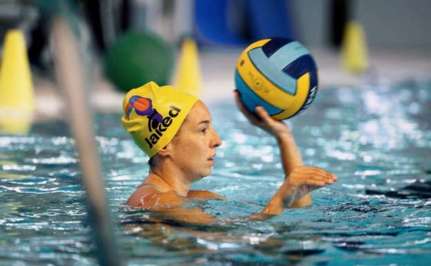 Laura Ester se dispone a pasar un balón durante el entrenamiento del CN Sabadell.  Salvador Fenoll