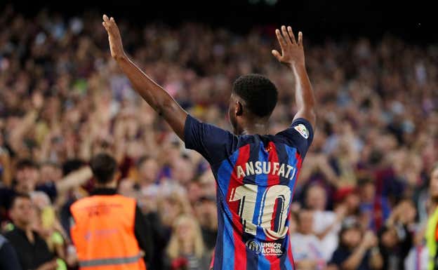 Ansu celebra su gol con el público del Camp Nou. GETTY