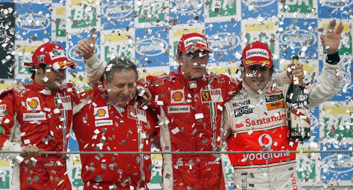 Felipe Massa, Jean Todt, Kimi Raikkonen y Fernando Alonso, en el podio del GP de Brasil 2007. /Getty Images
