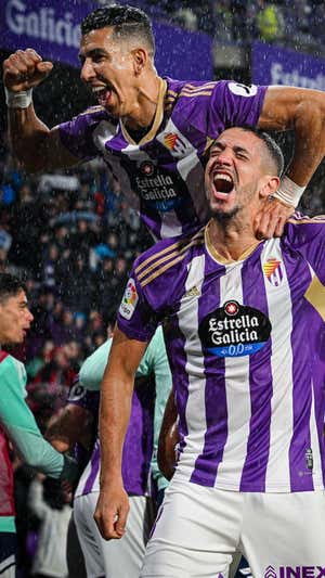 Feddal y El Yamiq festejan un gol.  GETTY IMAGES