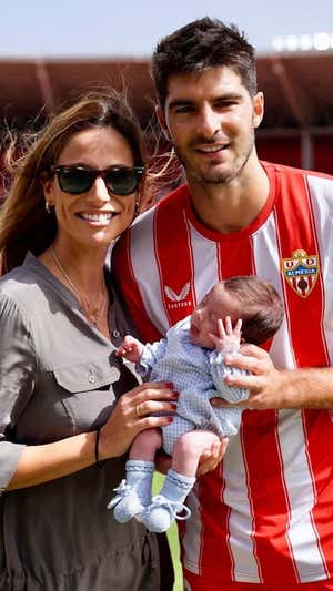 La pareja posa con su hijo en el estadio de los Juegos del Mediterráneo.  Foto: Gonzalo Melero y Lucía Villalón