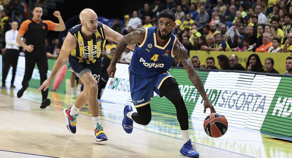 Lorenzo Brown pugna con Calathes en un partido reciente de Euroliga. /GETTY IMAGES