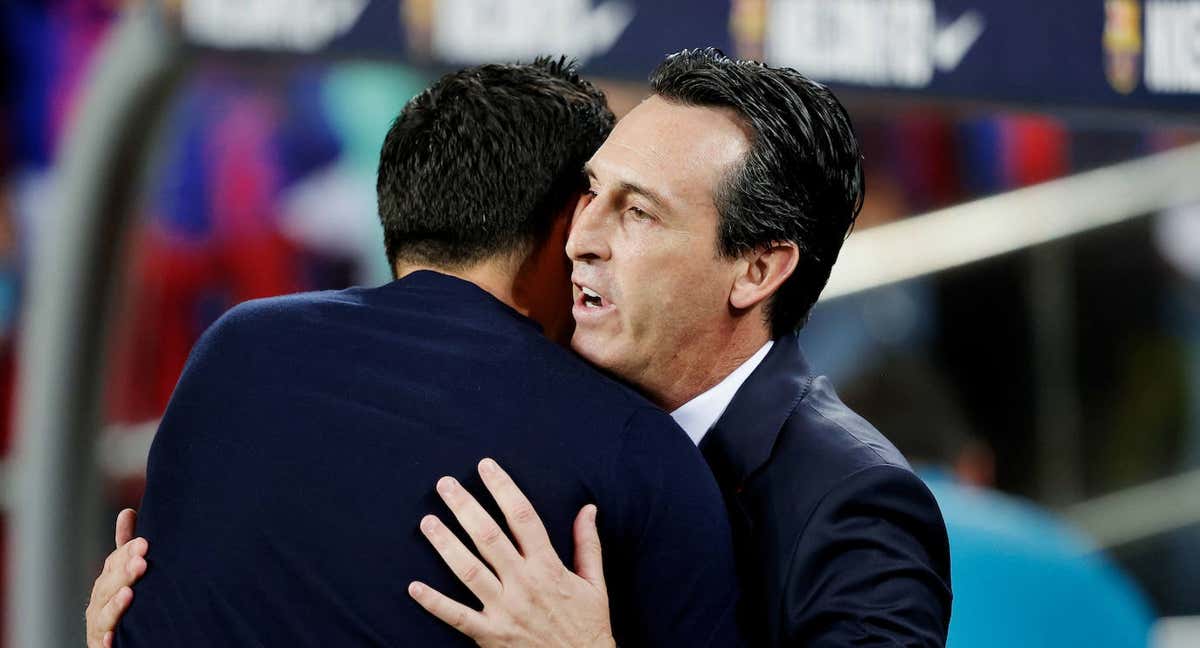 Xavi abraza a Emery antes del Barça-Villarreal. /GETTY