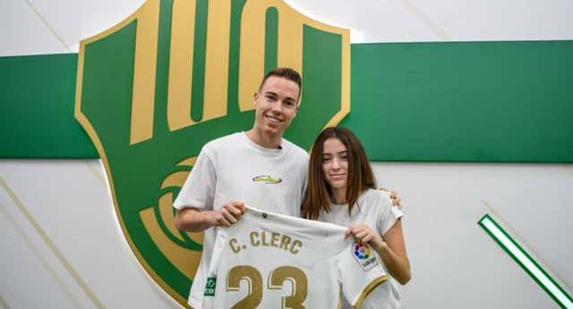 Clerc sorprende con un regalo a la aficionada que se desplomó en el Elche-Real Madrid