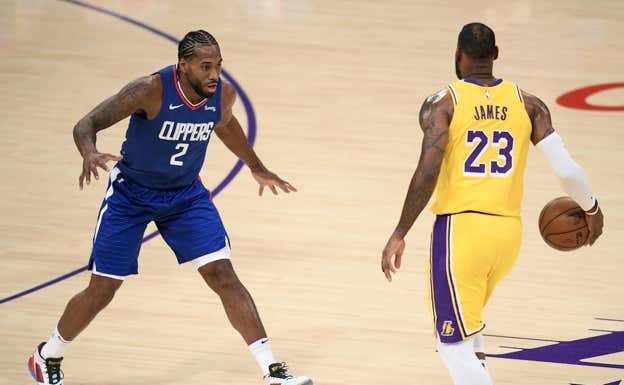 Kawhi Leonard y LeBron James en un partido de 2020.  GETTY
