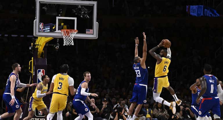 Lakers y Clippers jugaron esta madrugada el primer derbi angelino de la temporada.