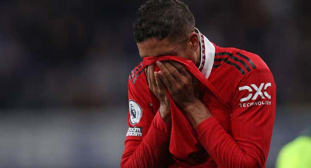 Alarma Varane: se lesiona la rodilla y se va entre lágrimas